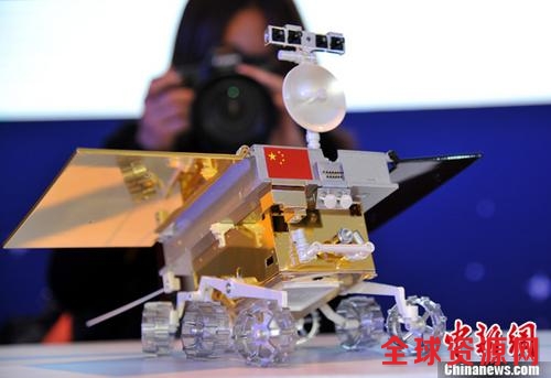 中国侨网资料图：嫦娥三号月球车1：2模型亮相展示。中新社发 孙自法 摄