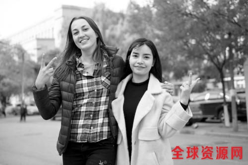 中国侨网白丽娜（左）和陶氏添（右）