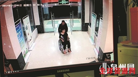 男子用轮椅推着女子到产房（视频截图）