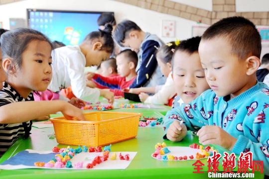 资料图：9月8日，第33个教师节来临之际，甘肃张掖民乐县第一幼儿园大班的小朋友为老师制作爱心卡片，用自己的亲手劳动为老师们送去节日的祝福。 张渊 摄
