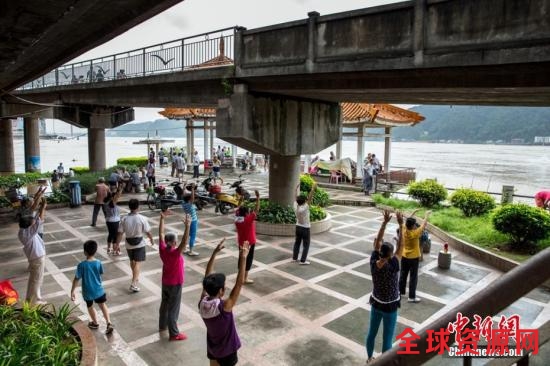 资料图：广西梧州“大妈”河边秀广场舞。陈选平摄