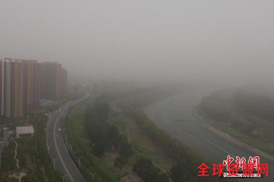5月4日，北京遭遇沙尘过境，城区天空能见度低，局地PM10浓度破2000，空气质量达严重污染级别。中新社记者 杨可佳 摄