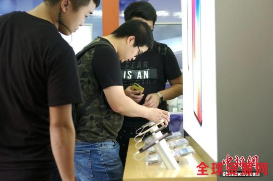 资料图：民众选购手机。 中新社记者 杨程晨 摄