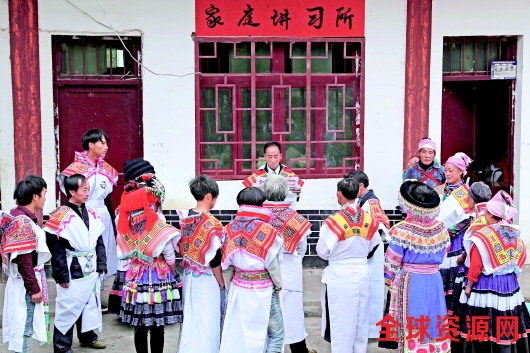 在家庭讲习所,乡亲们认真学习党的十九大精神。