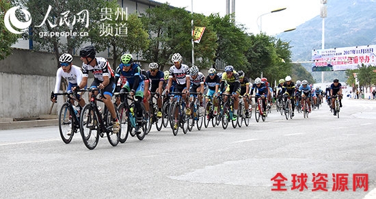 2017环梵净山国际公路自行车邀请赛在思南县鸣枪开赛。