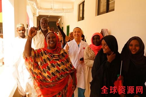 中国侨网当地民众与中国医疗队医生一起参观即将投入使用的新门诊楼。（人民网记者 李逸达摄）