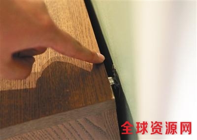 昨日，四元桥宜家，正在销售的马尔姆系列抽屉柜都安装了固定挂钩。 新京报记者 王飞 摄