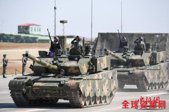 7月30日，庆祝中国人民解放军建军90周年阅兵在位于内蒙古的朱日和训练基地举行。图为由99A型主战坦克组成的坦克方队接受检阅。 中新社记者 崔楠 摄