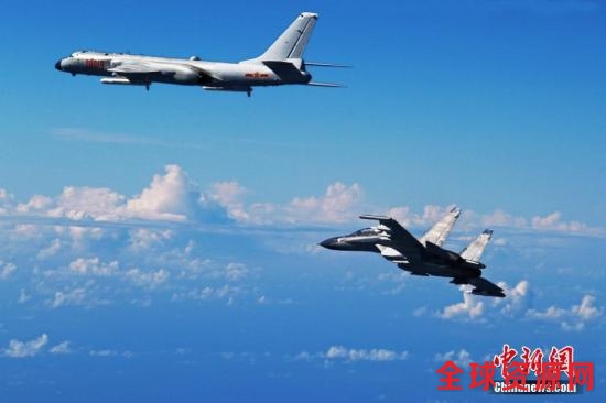 9月25日，中国空军多型战机飞越宫古海峡检验远海实战能力。图为轰-6k、苏-30战机参加训练。中新社发 邵晶 摄