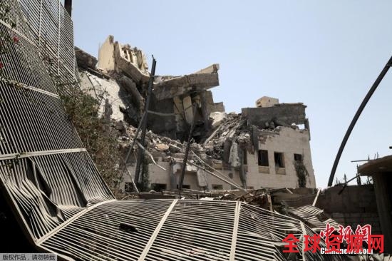 资料图：2015年，也门前总统萨利赫的住所在空袭过后变成一片废墟。