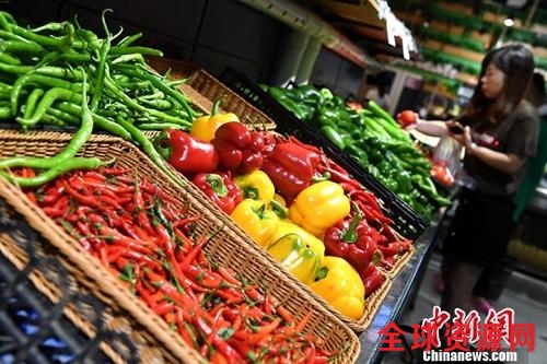 10月16日，中国国家统计局发布的数据显示，9月份，全国居民消费价格(CPI)同比上涨1.6%，涨幅比上月回落0.2个百分点。1至9月平均，全国居民消费价格总水平比去年同期上涨1.5%。图为10月11日市民在福建省宁德市一超市选购蔬菜。中新社记者 张斌 摄