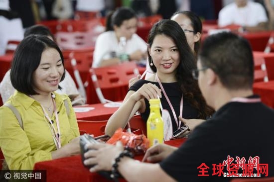 资料图:相亲大会上,男女嘉宾在相互交流。 图片来源:视觉中国 点击进入下一页