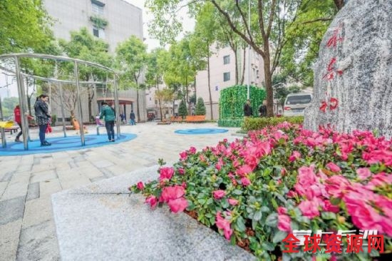 芙蓉区荷花园街道荷晏社区内，老旧房屋颜值飙升，新修的连心广场成为居民快乐休闲地。长沙晚报记者 陈飞 摄