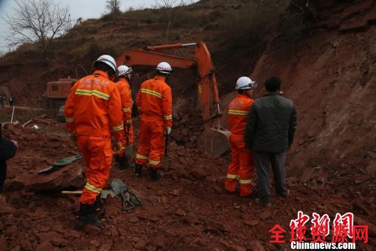 图为消防官兵在现场救援 昭通市消防支队供图 摄