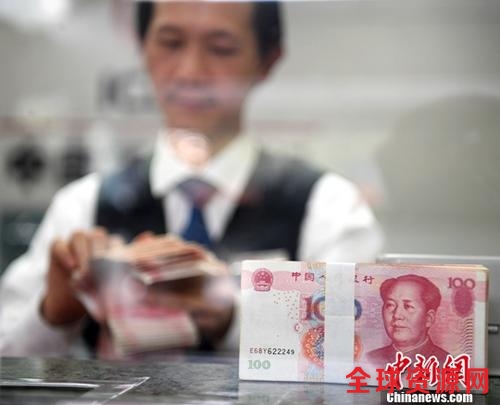 银行工作人员清点货币。(资料图片)中新社记者 俞靖 摄