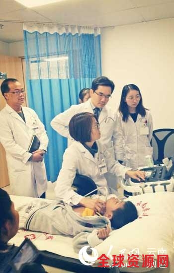 云南省阜外医院超声科医生正对柬埔寨先心病患儿进行检查。