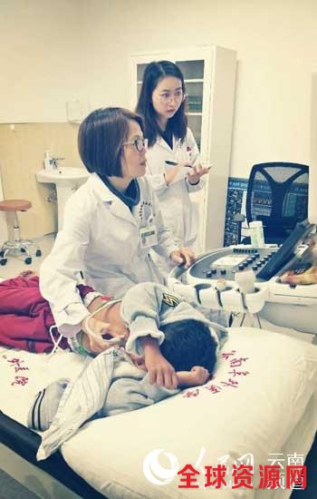 云南省阜外医院超声科医生正对柬埔寨先心病患儿进行检查。
