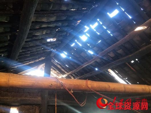 图为民房屋顶的瓦片掉落 永德县委宣传部 供图