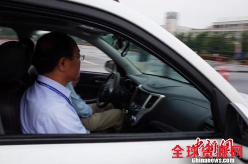 资料图:实现“无人驾驶”的汽车。 王晓刚 摄 资料图:实现“无人驾驶”的汽车。 王晓刚 摄