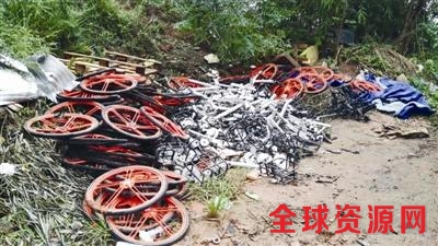 被拆卸切割后的单车丢弃在小土坡上（警方供图）