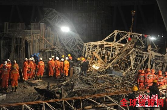 24日7时30分许,江西省宜春丰城电厂三期扩建工程D标段冷却塔平桥吊倒塌,造成上面模板混凝土通道坍塌。事故发生时,施工单位正在进行零点班和早班交接,初步确认现场共有70人。 刘占昆 摄 点击进入下一页