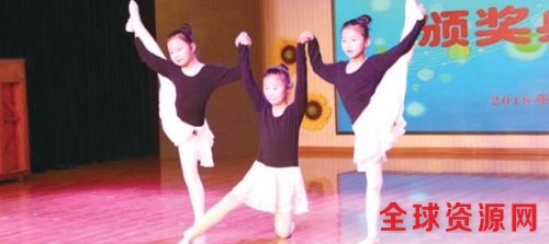 1月12日下午， 济南市七里河小学学生参加学校组织的才艺活动。 本报记者 李飞 摄