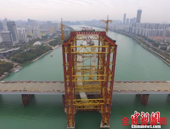 世界跨度最大“反对称结构斜拉桥”主塔百米高空合龙