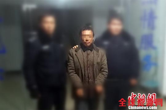 图为周某华被公安机关控制 宋显军 摄