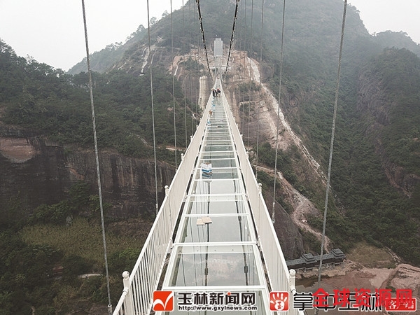 华南第一长玻璃吊桥即将在玉林容县开门迎客(图)