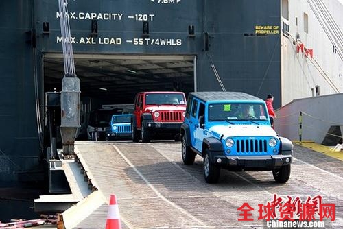 资料图：进口汽车在广州港南沙汽车码头登陆。 中新社记者 蔡敏婕 摄
