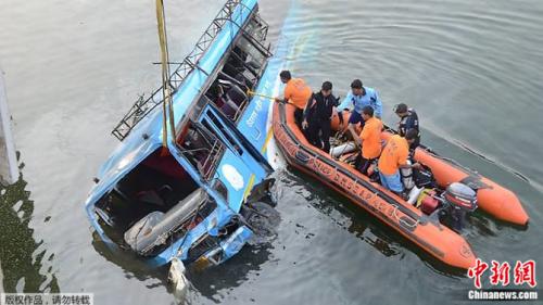 当地时间1月29日，一辆载有55名乘客的大巴在印度西孟加拉邦的一座桥上突然转弯，坠入河中，造成至少36人死亡。
