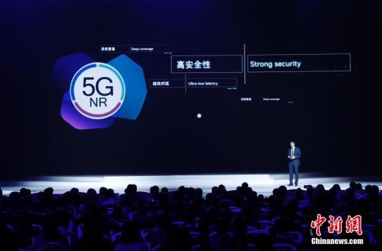 资料图：高通 5G 芯片组实现的全球首个 5G 数据链接。 中新社记者 杜洋 摄