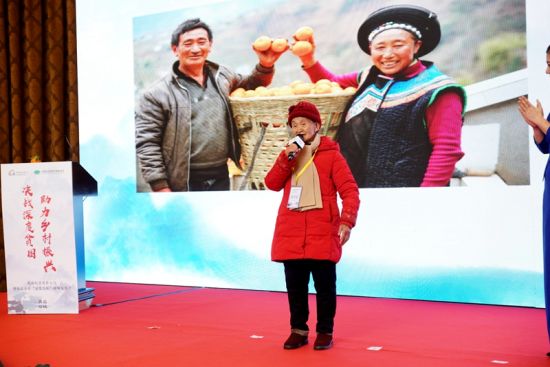 年逾八旬的宋文秀是善品公社的“认证农户”，现场分享黄果柑触网。