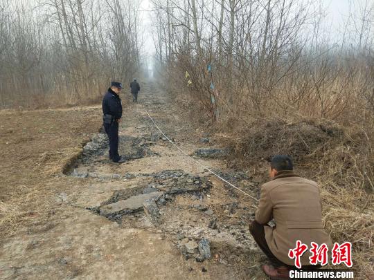 警方正在对被盗路面进勘测。警方供图 警方正在对被盗路面进勘测。警方供图
