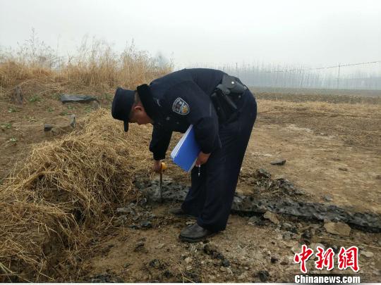 警方正在对被盗路面进勘测。警方供图 警方正在对被盗路面进勘测。警方供图