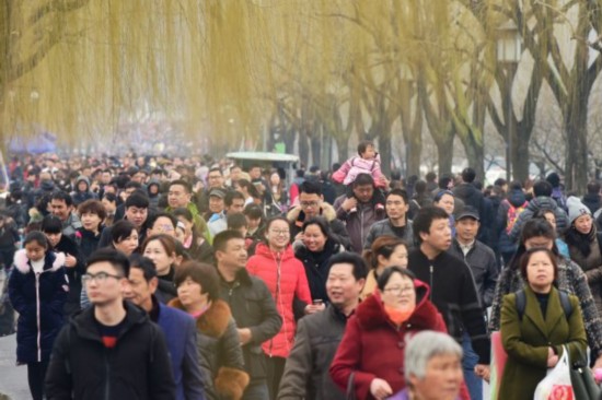 2月18日，春节长假过半，杭城进入阴雨模式。西湖景区，游客不减。 拍友 里尔 摄.jpg