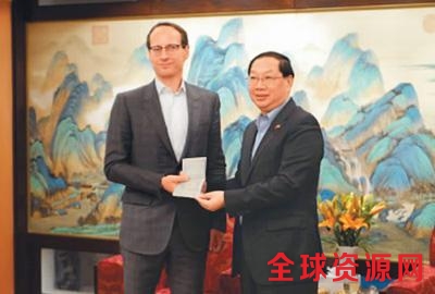 中国驻德国大使史明德(右)为德国欧绿保集团董事长史伟浩博士颁发《外国高端人才签证》。图片来源：外交部网站