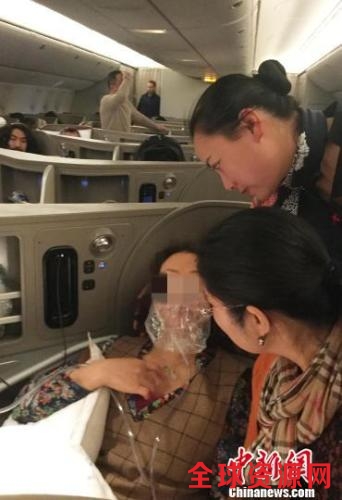 客舱乘务员关心身体不适旅客。 殷立勤摄 客舱乘务员关心身体不适旅客。 殷立勤摄
