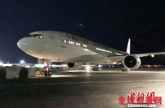 东航从上海飞往纽约的MU587航班备降安克雷奇机场。 殷立勤摄