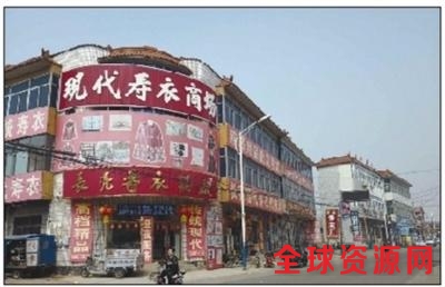 4月1日，天津武清区六道口村，村内最为繁华的中心区域殡葬用品商店林立。