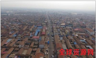 3月31日，航拍六道口村，主干道约两公里的街道两旁都是卖殡葬用品的店。