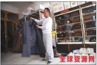 4月1日，高阳（化名）拿出一件最近流行的用于殡葬的风衣套装。