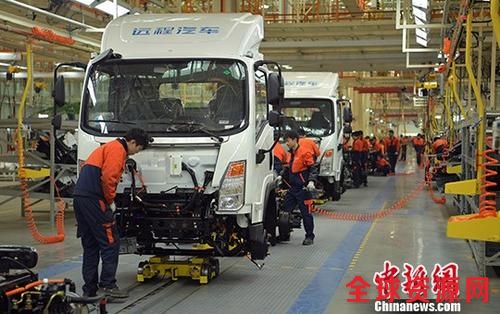 资料图：四川某汽车制造公司整车组装车间内一片繁忙。中新社记者 刘忠俊 摄