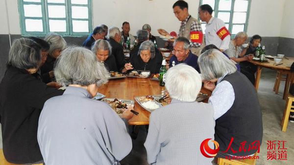 台州天台：“红色食堂”免费服务80岁以上老人