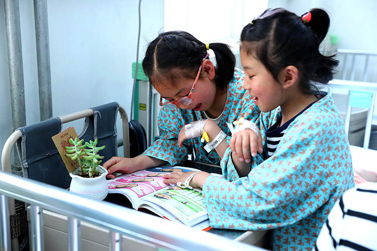 做完手术的视力障碍患儿在看书 张玉薇 摄.jpg