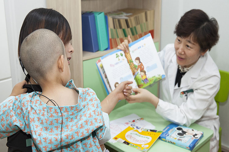 植入人工耳蜗的听障患儿在进行开机测试 魏星 摄.JPG