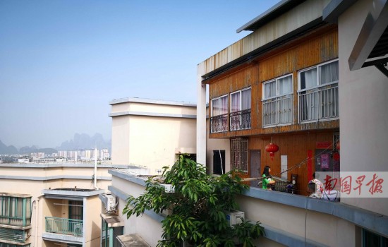 楼顶住户砸开天面擅自加建复式楼 城管已责令停工