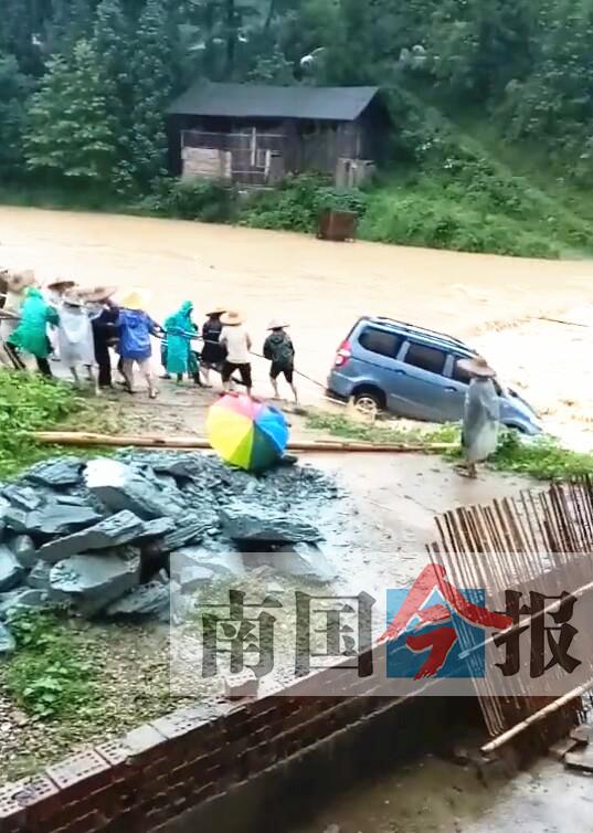 柳州北部三县遭暴雨、大暴雨袭击 部分道路塌方