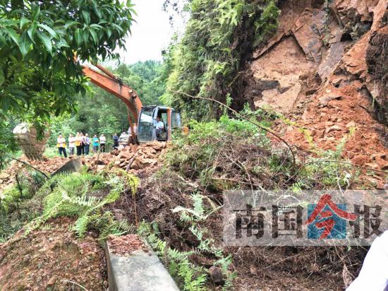 柳州北部三县遭暴雨、大暴雨袭击 部分道路塌方