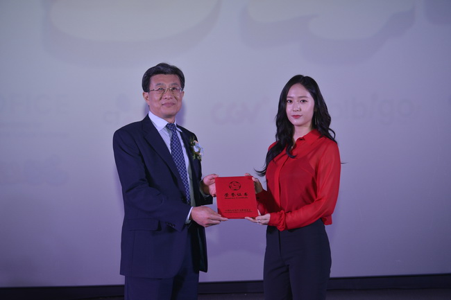 CJ梦享教室开进云南 郑秀晶助阵与小朋友一起欢度六一